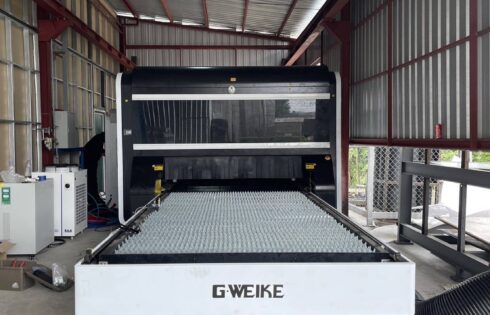ส่งและติดตั้งเครื่องตัดไฟเบอร์เลเซอร์ขนาด 6000W แบบถาดสลับอัตโนมัติ