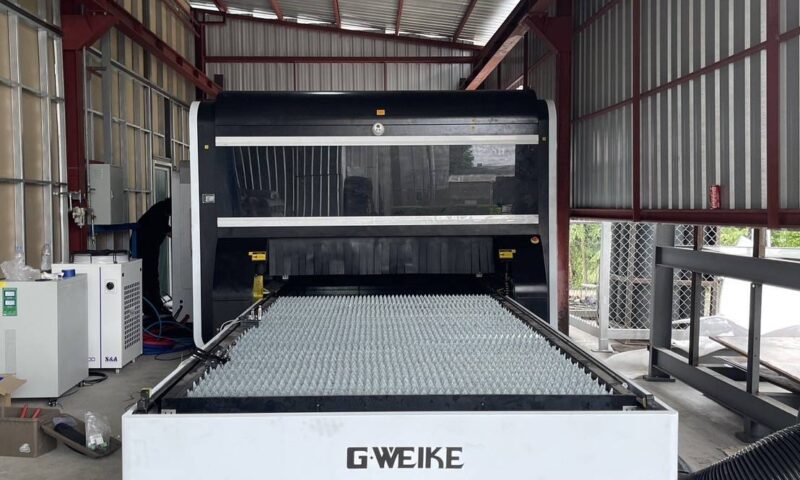 ส่งและติดตั้งเครื่องตัดไฟเบอร์เลเซอร์ขนาด 6000W แบบถาดสลับอัตโนมัติ